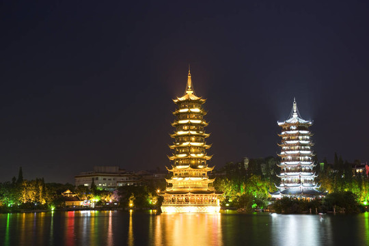 太陽和Moon Pagodas；桂林；中國