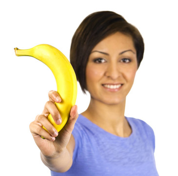 微笑的年轻女子拿着香蕉