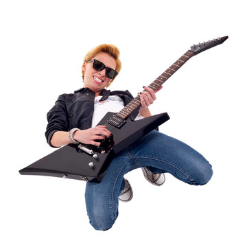 女吉他手在膝蓋上彈奏