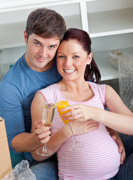 白人夫婦期待一個嬰兒