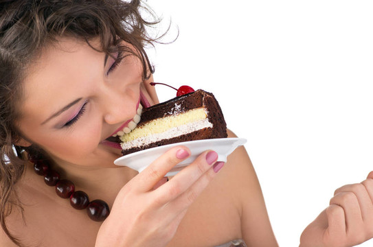 漂亮的黑發(fā)女人與一個(gè)蛋糕