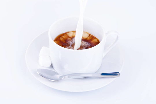 把奶油倒進(jìn)一杯咖啡里