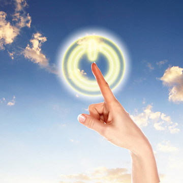 天空背景下的電源按鈕