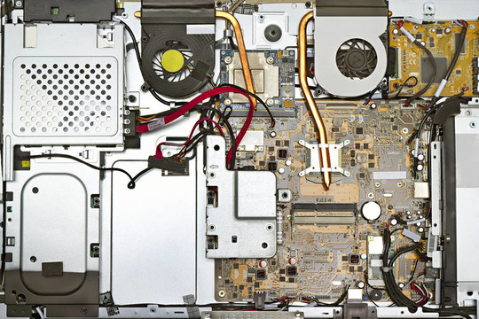 液晶電視與一個開放的背板