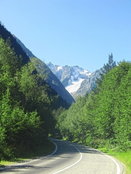 通往高加索山脈的道路。夏雪
