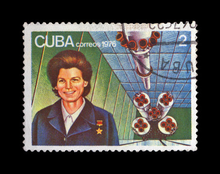 古巴-大約1976：郵票在古巴印刷；顯示俄羅斯第一；蘇聯(lián)宇航員Valentina Tereshkov
