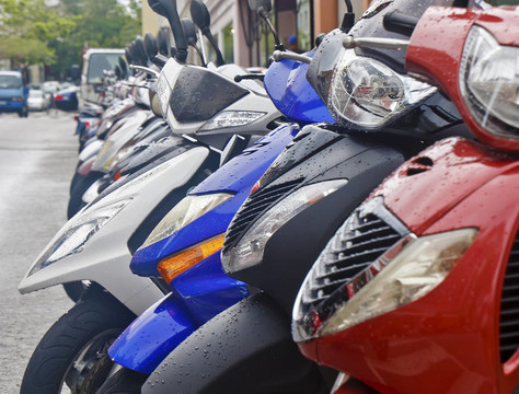 在雨中五顏六色的滑板車