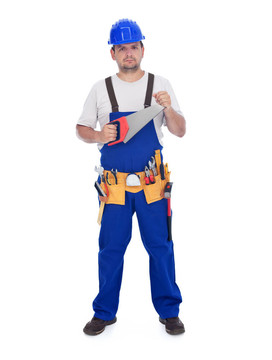 用手鋸等工具的建筑工人