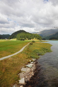 沿著海岸的小路