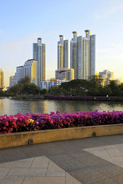夜晚俯瞰城市。