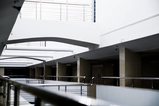 現(xiàn)代辦公建筑室內(nèi)的立柱與金屬細(xì)節(jié)