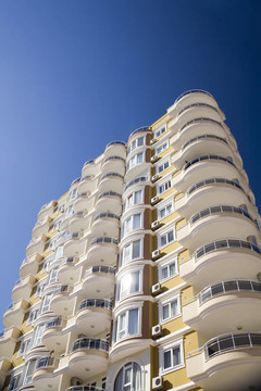 高現(xiàn)代住宅建筑的背景藍(lán)天