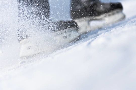 雪飛剎車；冰刀迷離