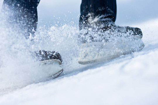 兩個打破滑冰與飛雪