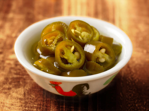靠近一個(gè)碗亞洲腌青辣椒