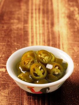 靠近一個(gè)碗亞洲腌青辣椒