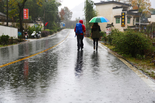雨中行人 背包客 塔川旅游
