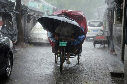 暴雨里的老北京胡同