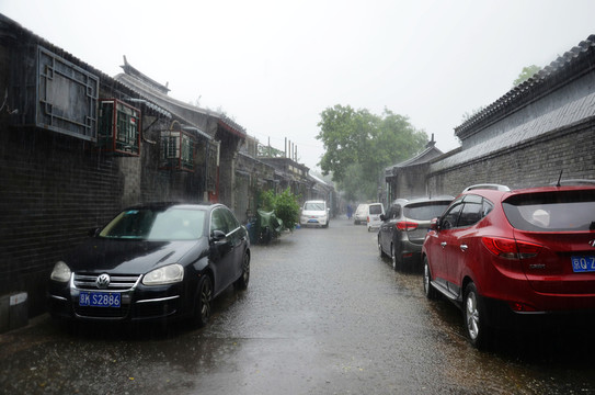 暴雨里的老北京胡同