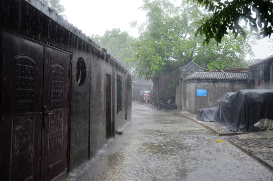 暴雨里的北京胡同