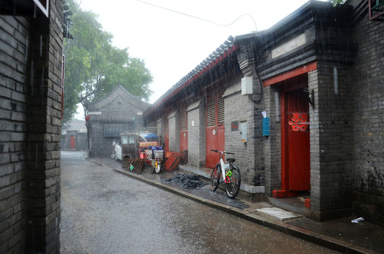 暴雨里的老北京胡同