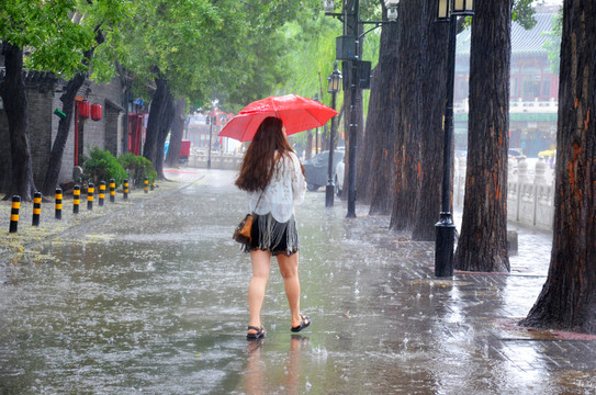 暴雨里的行人