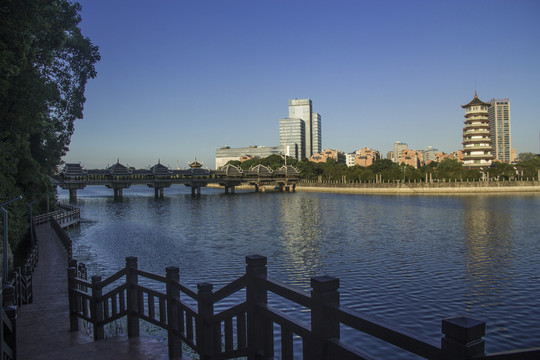 烈士公園躍進(jìn)湖臨湖棧道