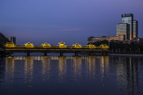 烈士公園風(fēng)雨橋夜景