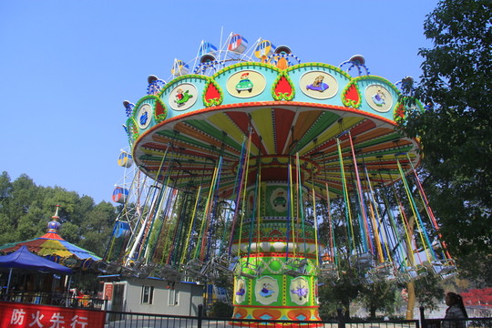 南郊公園旋轉(zhuǎn)飛椅搖頭飛椅
