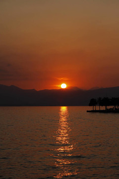 在加爾達(dá)湖Bardolino夕陽(yáng)