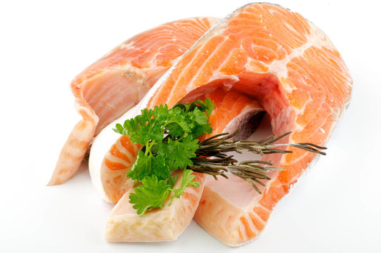 用歐芹、迷迭香isolared白底魚新鮮的牛排