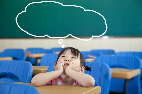 小女孩在教室里思考泡泡