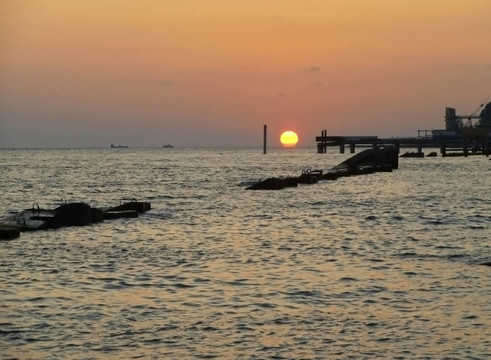 夏日黃昏的夕陽和平靜的大海