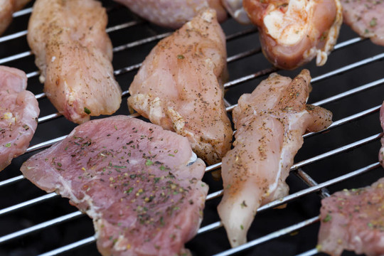 烤架上燒烤美味烤肉