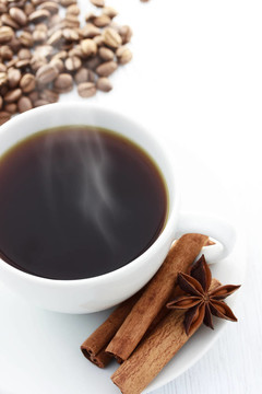 與肉桂棒熱咖啡杯；八角和咖啡豆