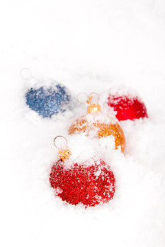 藍色和紅色的金色圣誕雪球