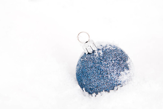藍(lán)色和紅色的金色圣誕雪球