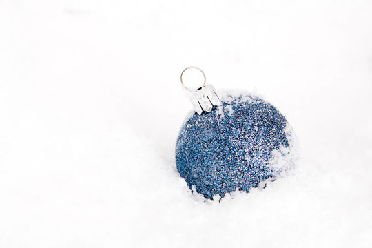 藍(lán)色和紅色的金色圣誕雪球