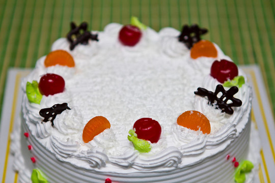 白奶油蛋糕配水果和巧克力