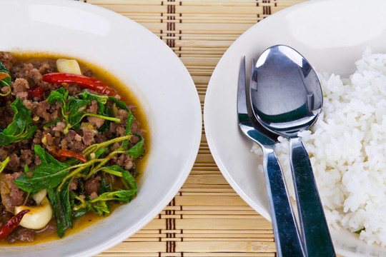 泰國辛辣食物；炒豬肉和羅勒