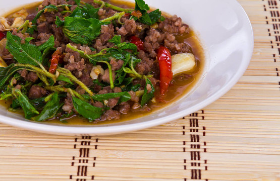 泰國辛辣食物；炒豬肉和羅勒