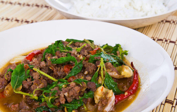 泰國(guó)辛辣食物；炒豬肉和羅勒