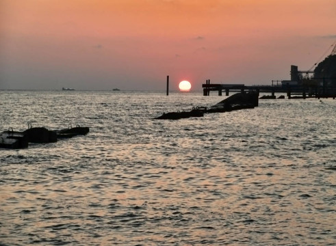 夏日黃昏紅圓太陽與平靜海