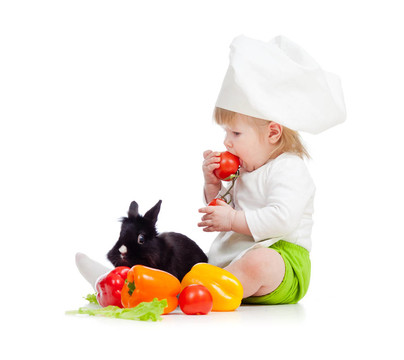 孩子在廚師帽健康食品和兔子
