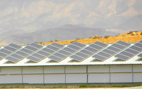 糧倉屋頂太陽能電池板