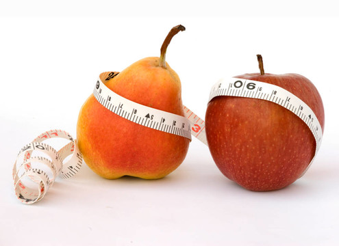 一個梨的卷尺，孤立在白色背景和applewith