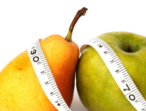 一個(gè)梨的卷尺，孤立在白色背景和applewith