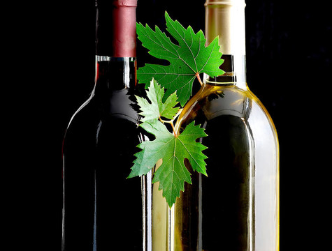 紅葡萄酒和白葡萄酒瓶