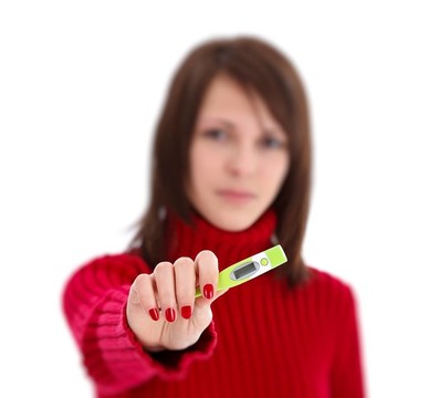 女孩用溫度計(jì)