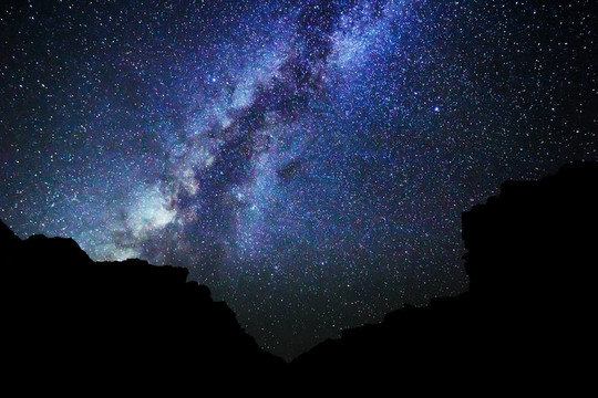 夜空中的星星；銀河